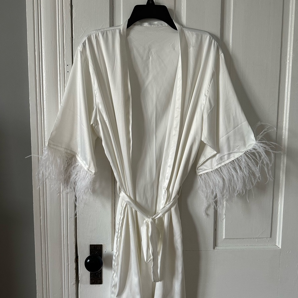 Elegant White Feather Trim Robe